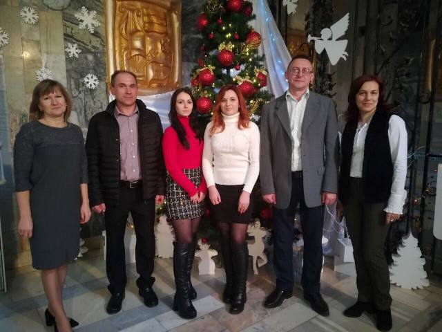 Свято наближається! Чудова атмосфера у Чортківському ГПК (справа - заступник директора з навчальної роботи Жара Оксана Вікторівна)